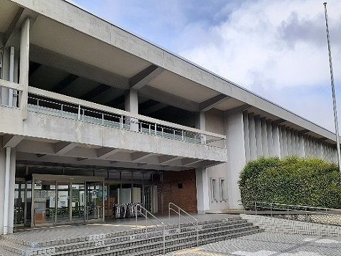 近くの富山県立図書館まで450m（徒歩6分）