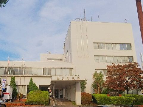 近くの愛川町役場まで800m（徒歩10分）