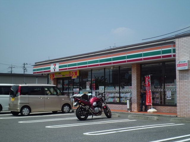 近くのコンビニまで550m（徒歩7分）