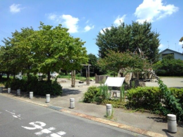 近くの公園まで1,100m（徒歩14分）