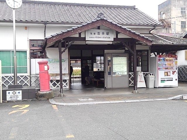 近くの駅まで1,090m（徒歩14分）