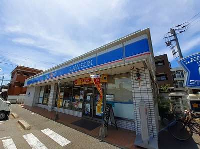 近くのコンビニまで750m（徒歩10分）