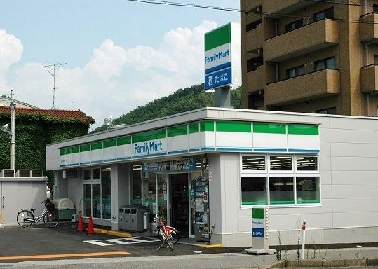 近くのファミリーマートまで210m（徒歩3分）