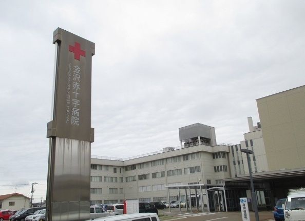 近くの赤十字病院まで140m（徒歩2分）