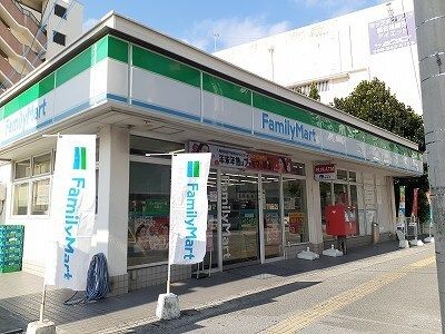 近くのファミリーマートオーケイ泊店まで300m（徒歩4分）