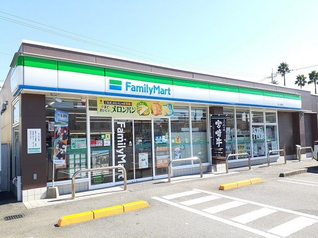 近くのファミリーマート日の出町店まで500m（徒歩7分）