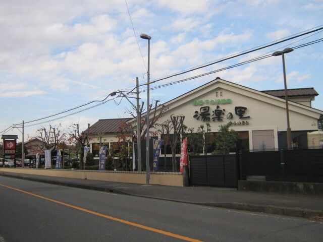 近くの施設まで1,300m（徒歩17分）