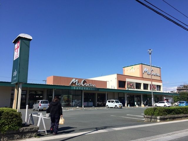 近くのスーパーまで260m（徒歩4分）