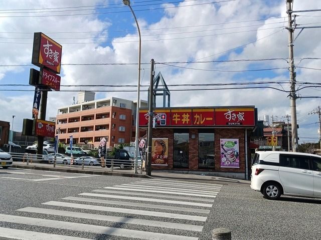 近くのすき家登川店まで600m（徒歩8分）