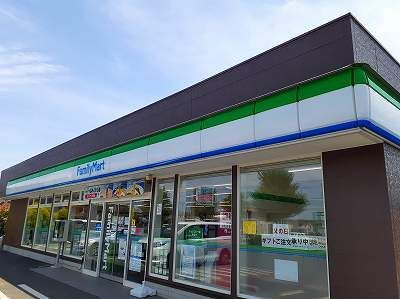 近くのファミリーマートまで260m（徒歩4分）