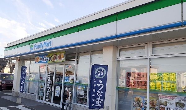 近くのコンビニまで550m（徒歩7分）
