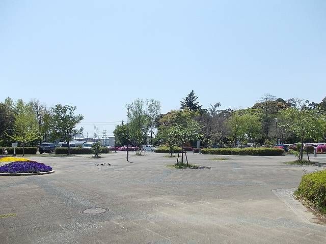 近くの公園まで260m（徒歩4分）