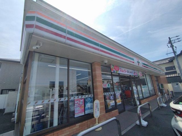 近くのコンビニまで900m（徒歩12分）