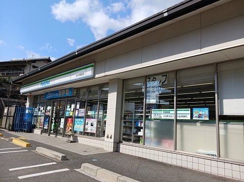 近くのコンビニまで550m（徒歩7分）
