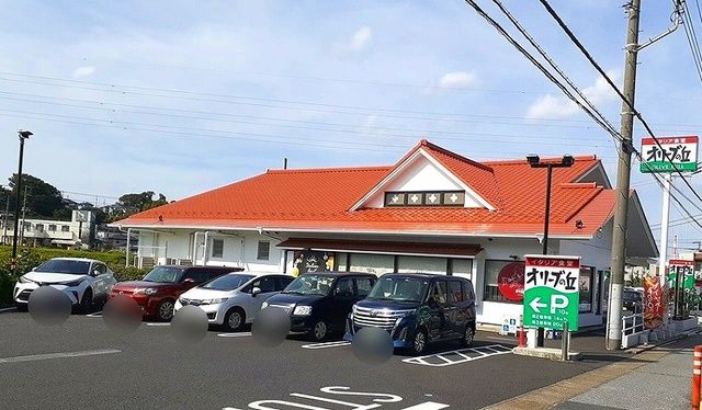 近くの飲食店まで850m（徒歩11分）