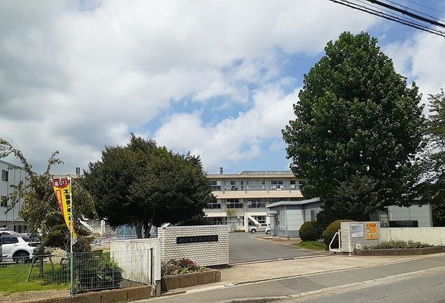近くの寿小学校まで210m（徒歩3分）