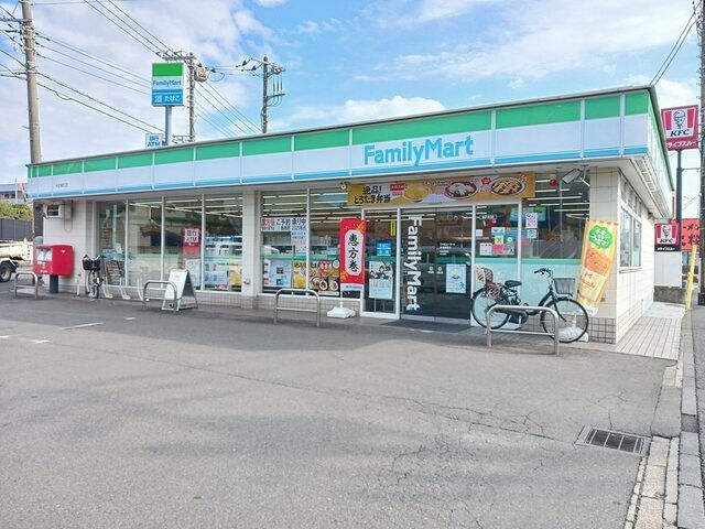 近くのファミリーマートまで400m（徒歩5分）