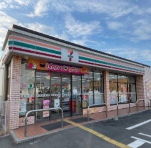 近くのコンビニまで300m（徒歩4分）