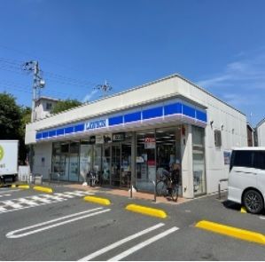 近くのコンビニまで300m（徒歩4分）