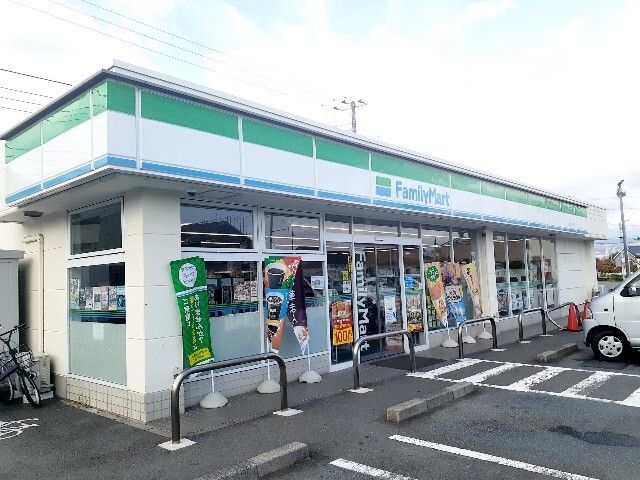 近くのファミリーマート　富士岩松店まで700m（徒歩9分）