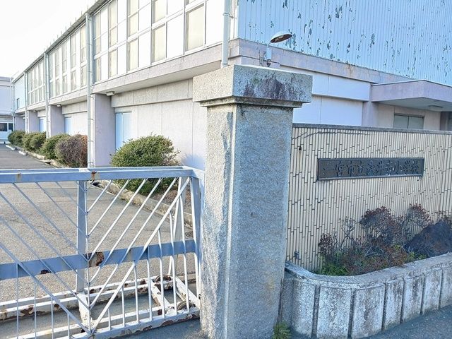 近くの小学校まで1,069m（徒歩14分）