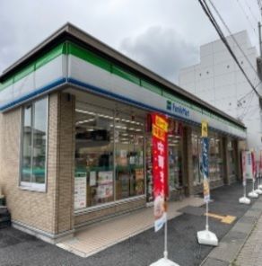 近くのファミリーマートまで350m（徒歩5分）