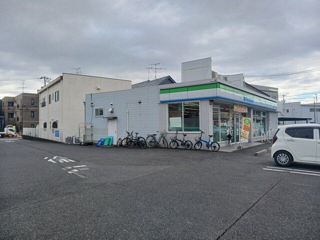近くのファミリーマートまで280m（徒歩4分）