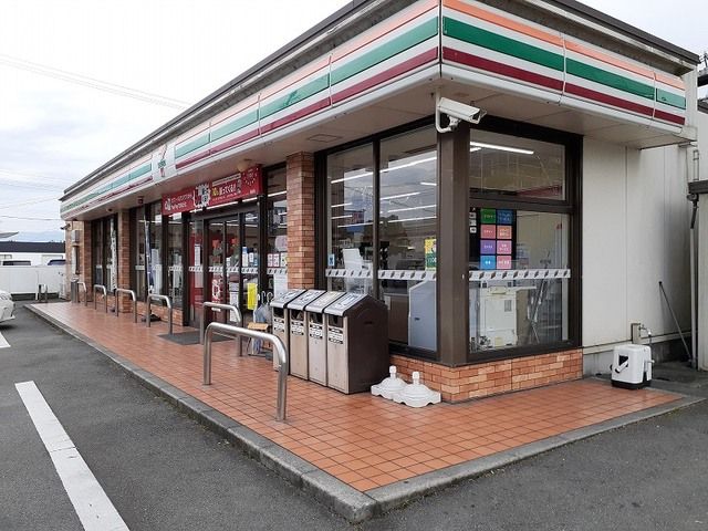 近くのコンビニまで400m（徒歩5分）