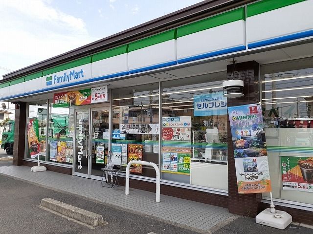 近くのファミリーマートまで450m（徒歩6分）