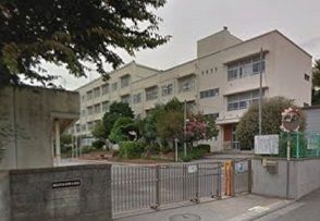 近くの永野小学校まで740m（徒歩10分）