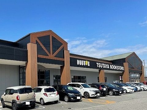 近くのＴＳＵＴＡＹＡ藤の木店まで1,800m（徒歩23分）
