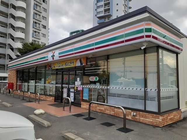 近くのセブンイレブンまで300m（徒歩4分）