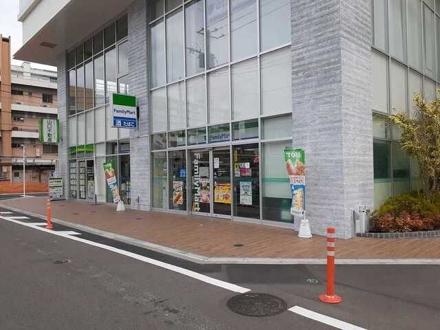 近くのファミリーマートまで300m(徒歩4分)
