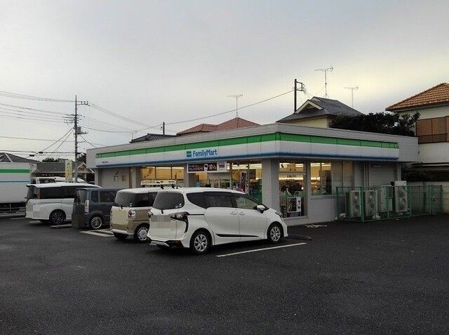 近くのファミリーマート東松山松山町まで130m（徒歩2分）