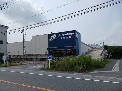 近くのスーパーバリュー春日部小渕店まで1,400m（徒歩18分）