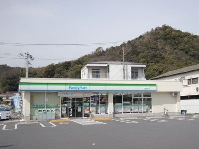 近くのファミリーマート岩国麻里布店まで500m（徒歩7分）