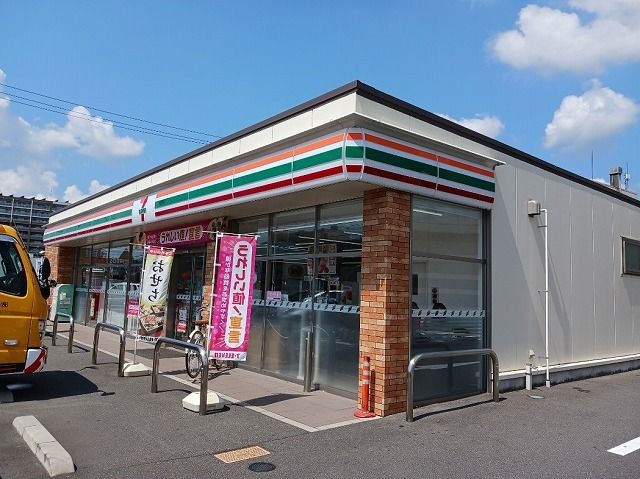 近くのコンビニまで750m（徒歩10分）