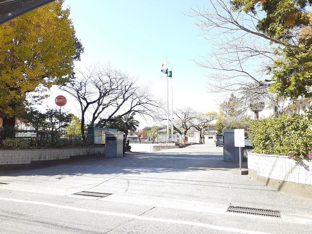 近くの宮崎市立大淀小学校まで700m（徒歩9分）