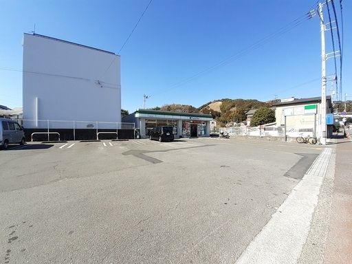 近くのファミリーマート 高知万々店まで300m（徒歩4分）