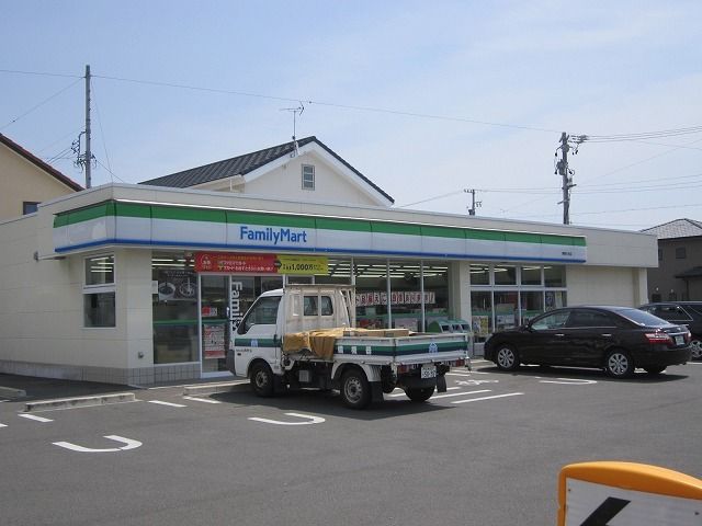 近くのファミリーマートまで270m（徒歩4分）