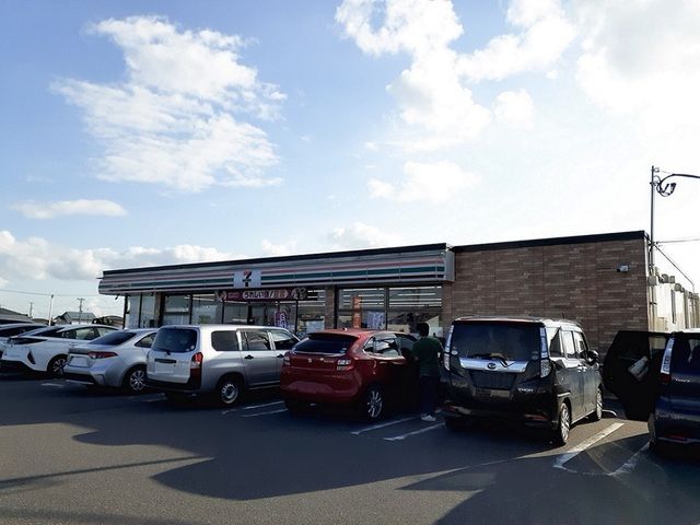 近くのコンビニまで300m（徒歩4分）