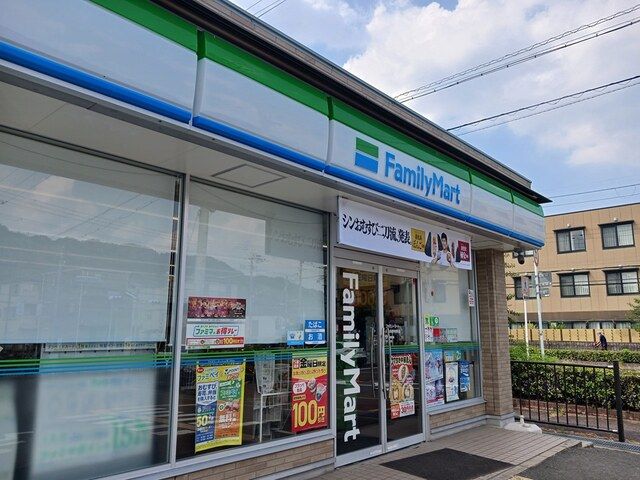 近くのファミリーマート長野向野店様まで434m（徒歩6分）