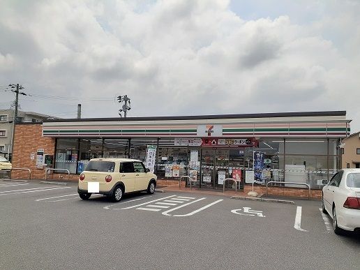 近くのコンビニまで290m（徒歩4分）