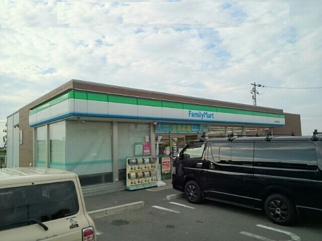 近くのファミリーマート様まで300m(徒歩4分)