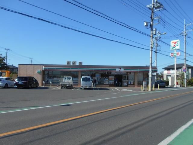 近くのセブンイレブン伊奈小室店まで740m（徒歩10分）