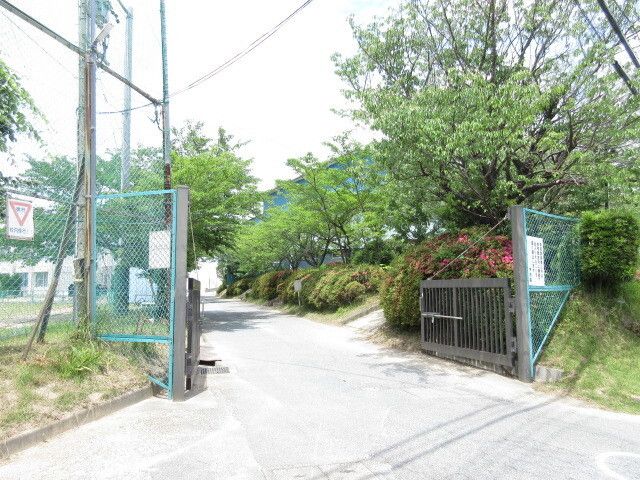 近くの伊勢学園高等学校まで1,200m(徒歩15分)