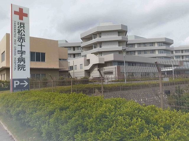 近くの浜松赤十字病院まで558m（徒歩7分）