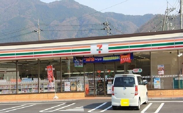 近くのコンビニまで450m（徒歩6分）