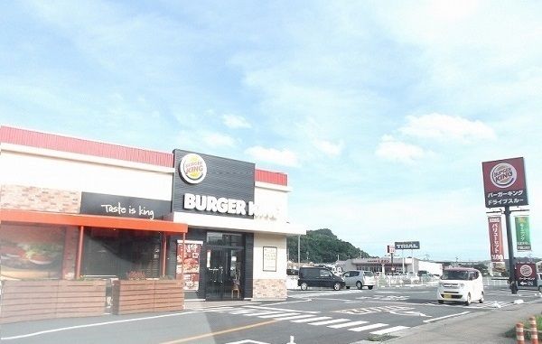 近くのバーガーキング松江南店まで600m（徒歩8分）