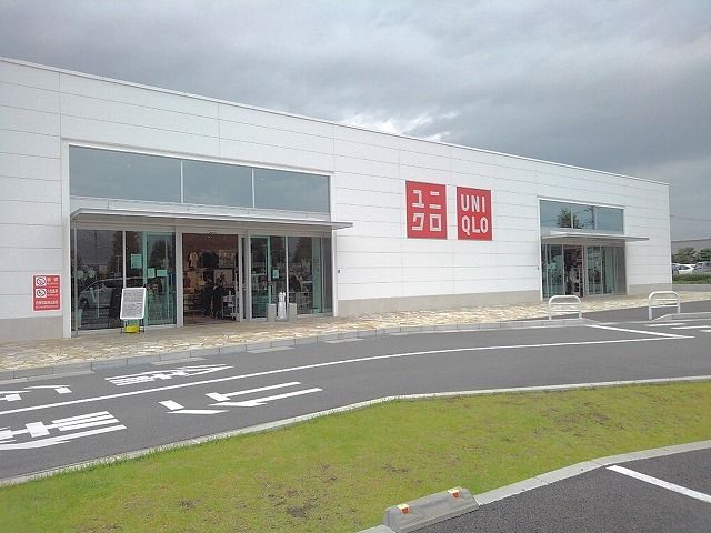 近くのユニクロ甲斐アルプス通り店まで400m（徒歩5分）